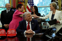 Americká ministerka školstva Linda McMahonová si podáva ruku s Annette Albrightovou vedľa amerického prezidenta Donalda Trumpa. FOTO: Reuters