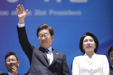 Nový juhokórejský prezident I Če-mjong (uprostred) a jeho manželka po jeho inaugurácii v Soule. FOTO: TASR/AP