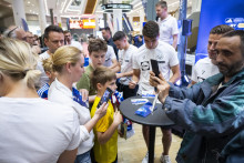 Slovenskí futbaloví reprezentanti do 21 rokov zľava Adrián Kaprálik, Adam Obert a Tomáš Suslov podpisujú karty fanúšikom pred domácimi Majstrovstvami Európy hráčov do 21 rokov. FOTO: TASR/Jakub Kotian