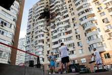 Ruský dron zasiahol bytový dom v Kyjeve. FOTO: Reuters