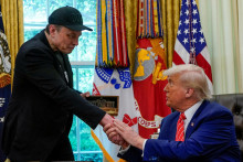 Elon Musk dostal od amerického prezidenta Donalda Trumpa zlatý kľúč. FOTO: Reuters