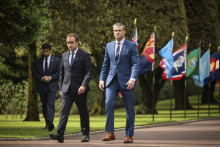 Americký minister obrany Pete Hegseth (vpravo) a jeho francúzsky rezortný kolega Sébastien Lecornu prichádzajú na spomienkovú ceremóniu na americký cintorín v Colleville-sur-Mer pri príležitosti 81. výročia vylodenia spojencov v Normandii na severe Francúzska. FOTO: TASR/AP