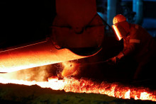 Zamestnanec oceliarne ThyssenKrupp pred vysokou pecou v Duisburgu na západe Nemecka. FOTO: Reuters