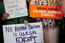Transparenty na podporu Kilmara Abrega Garciu, salvádorského muža deportovaného z USA Trumpovou administratívou bez riadneho procesu. FOTO: Reuters