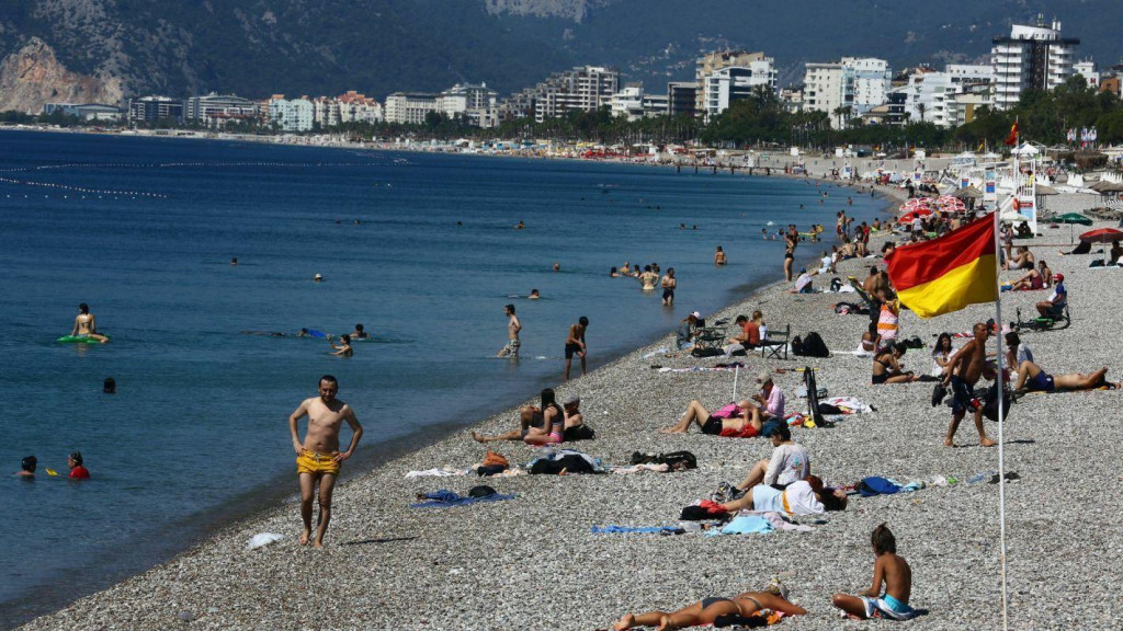 Na snímke je pláž v tureckej Antálii. FOTO: Reuters