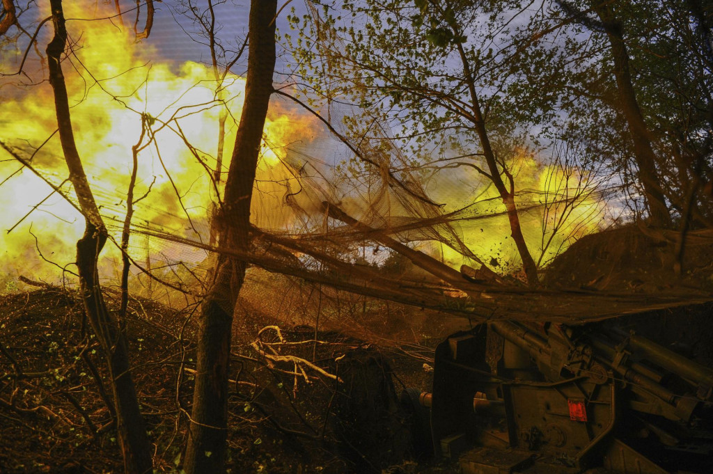 Ukrajinskí vojaci delostreleckej brigády pália smerom na ruské pozície počas ruských dronových útokov pri meste Charkov na východe Ukrajiny. FOTO: TASR/AP