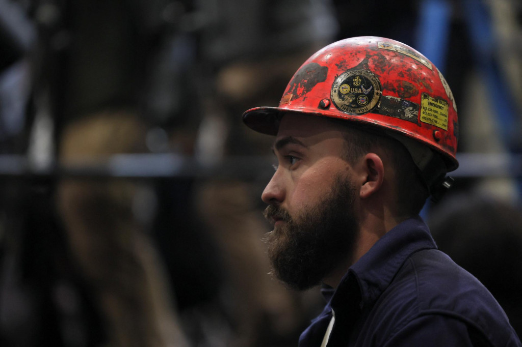 Oceliar počúva prejav amerického prezidenta Donalda Trumpa v závode U.S. Steel Corporation–Irvin Works v meste West Mifflin v Pensylvánii v USA. FOTO: REUTERS