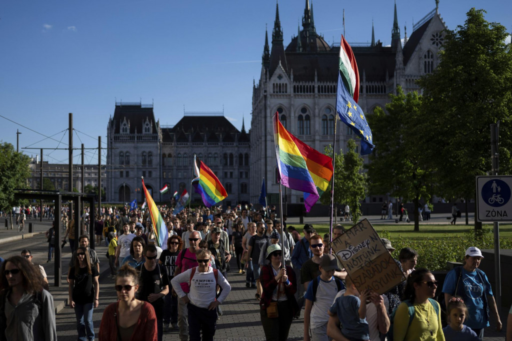 Demonštranti protestujú v centre Budapešti proti novému zákonu zakazujúcemu podujatia LGBTQ+ Pride a proti obmedzovaniu zhromažďovacích práv (1. mája 2025). FOTO: TASR/AP