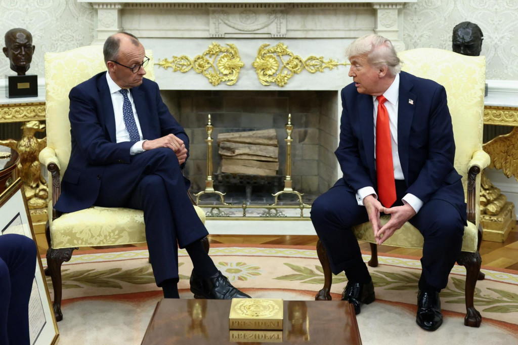 Americk&yacute; prezident Donald Trump a nemeck&yacute; kancel&aacute;r Friedrich Merz v Bielom dome. FOTO: REUTERS