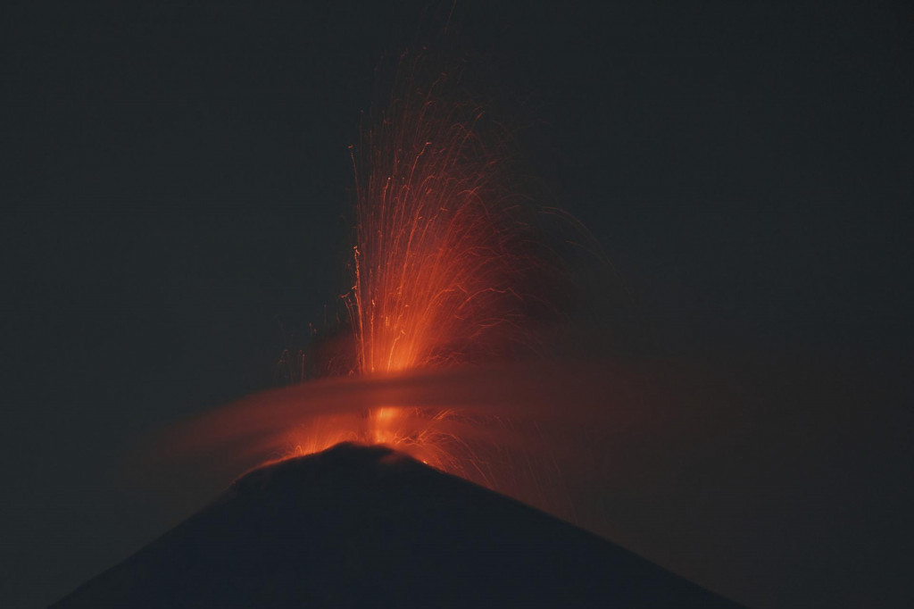 Láva steká počas erupcie sopky v guatgemalskom meste Volcan de Fuego. FOTO: TASR/AP