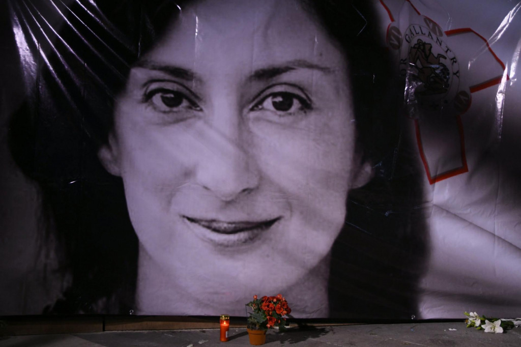 Na archívnej snímke je portrét zavraždenej maltskej novinárky Daphne Caruanovej Galiziovej. FOTO: TASR/AP