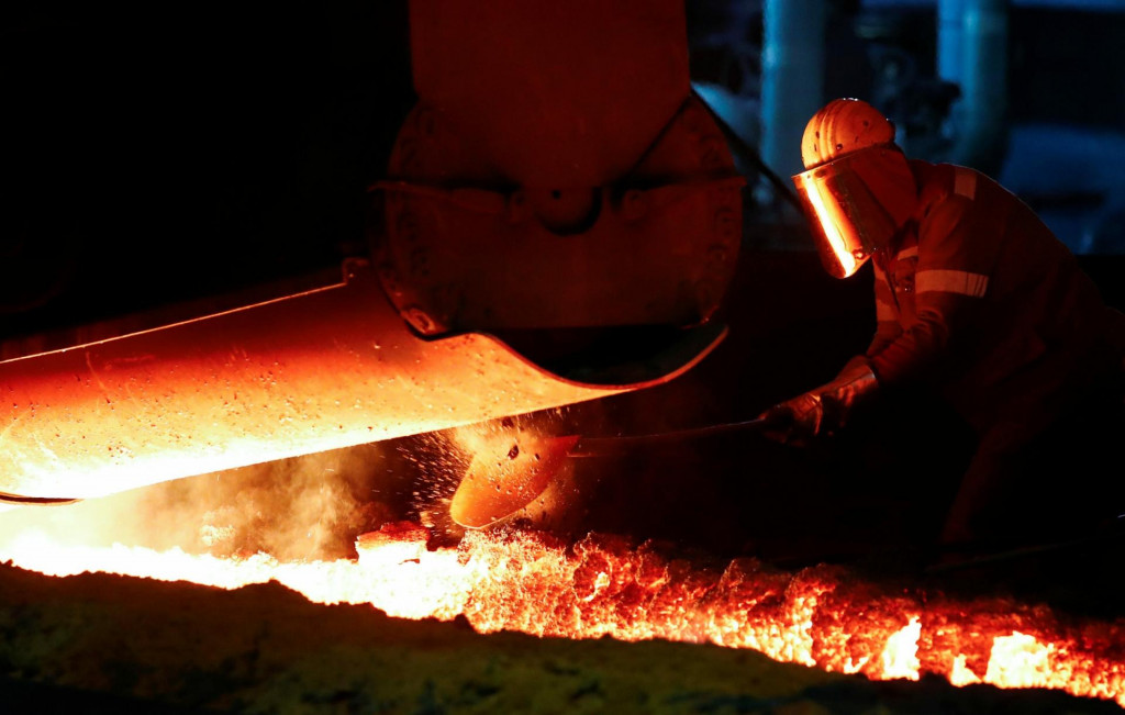 Zamestnanec oceliarne ThyssenKrupp pred vysokou pecou v Duisburgu na západe Nemecka. FOTO: Reuters