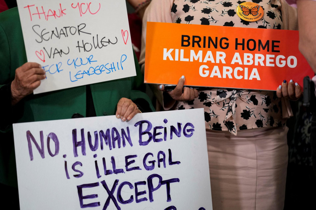Transparenty na podporu Kilmara Abrega Garciu, salvádorského muža deportovaného z USA Trumpovou administratívou bez riadneho procesu. FOTO: Reuters