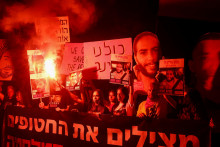 Tisíce ľudí v Tel Avive žiadali prepustenie rukojemníkov zadržiavaných v Pásme Gazy a prímerie medzi Izraelom a palestínskym militantným hnutím Hamas. FOTO: Reuters