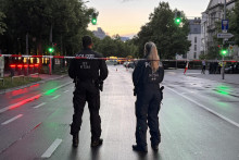 Policajti zabezpečujú oblasť, kde polícia zasiahla proti žene, ktorá nožom zranila niekoľko okoloidúcich v Mníchove. FOTO: Reuters