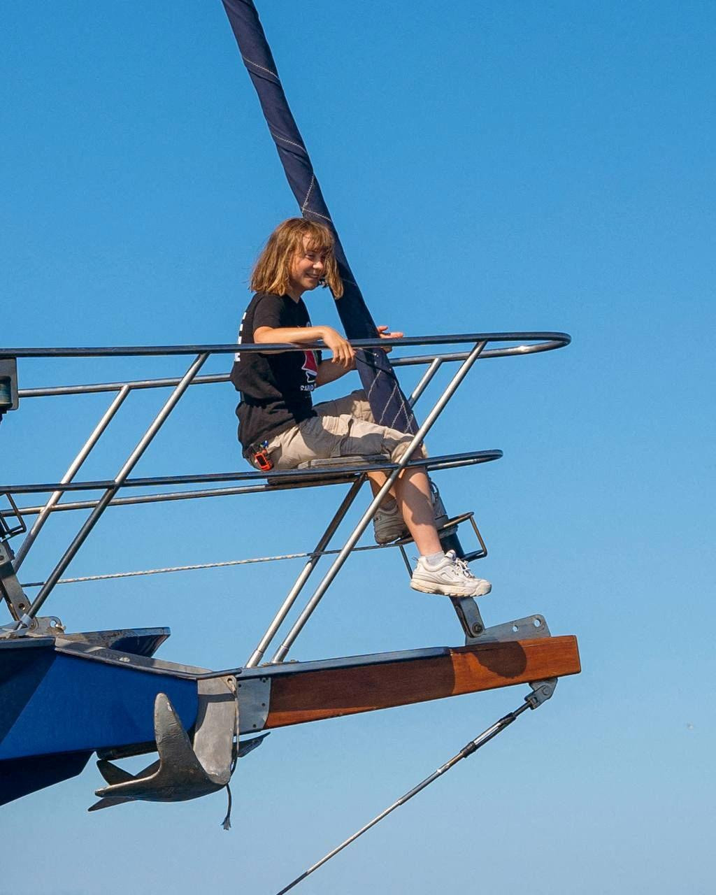 Aktivistka Greta Thunberg sedí na palube humanitárnej lode Madleen. FOTO: Reuters/Koalícia Flotila slobody