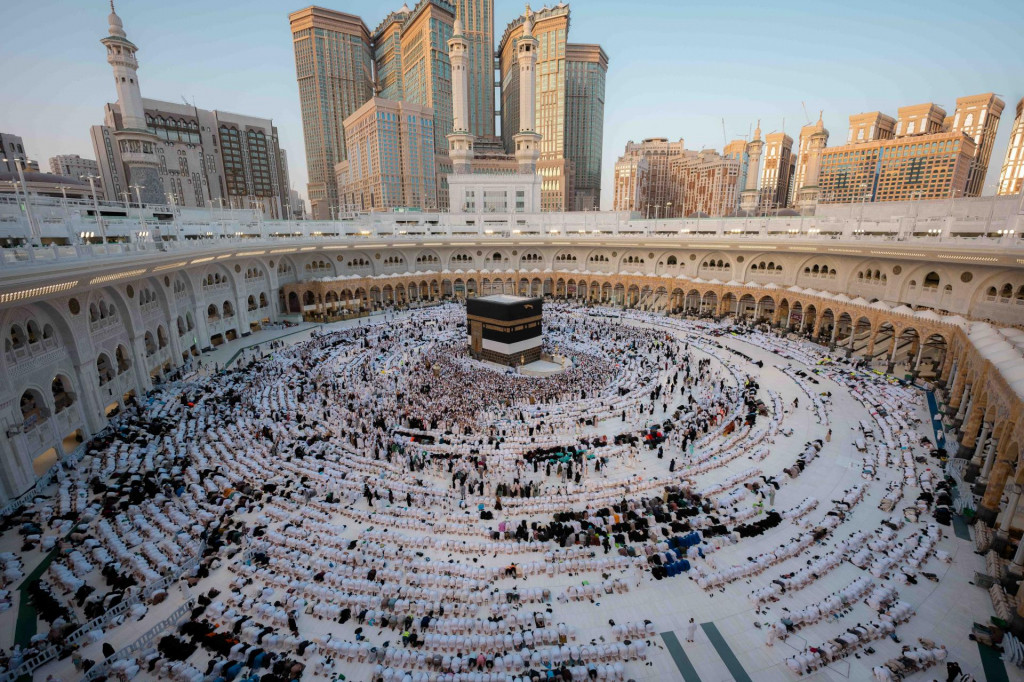 Moslimskí pútnici modlia počas každoročnej púte hadždž v svätom meste Mekka v Saudskej Arábii. FOTO: Reuters