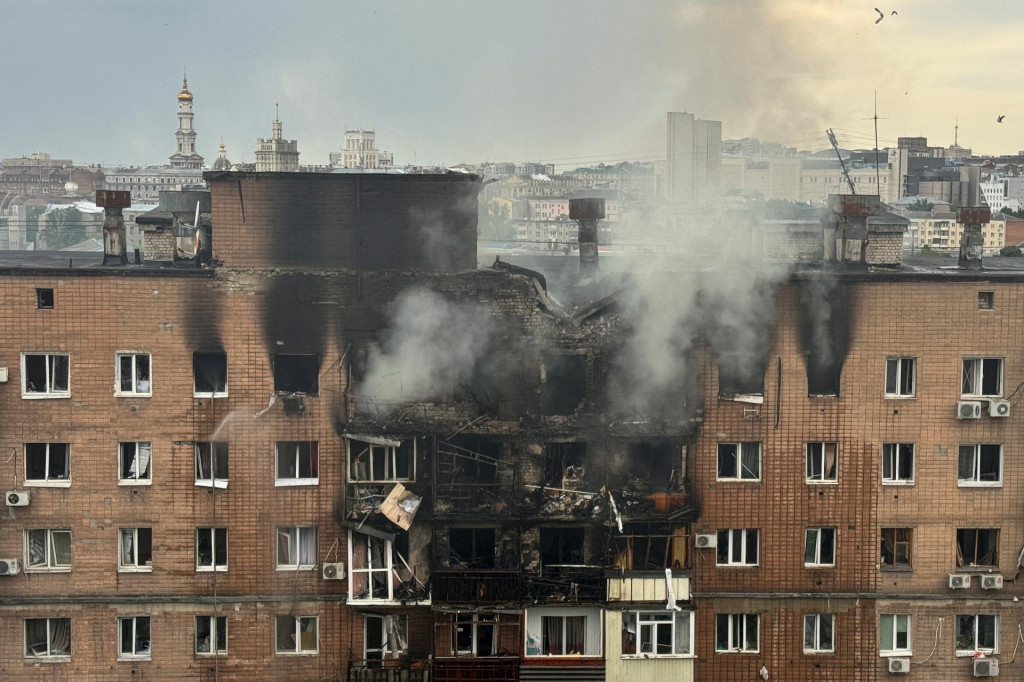 Dom zasiahnutý ruským dronom v Charkove. FOTO: Reuters