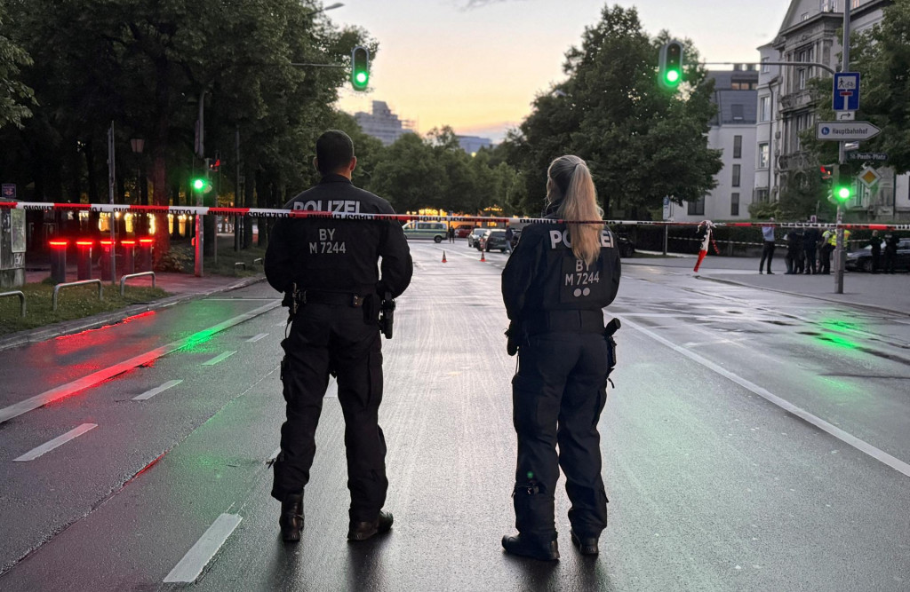 Policajti zabezpečujú oblasť, kde polícia zasiahla proti žene, ktorá nožom zranila niekoľko okoloidúcich v Mníchove. FOTO: Reuters