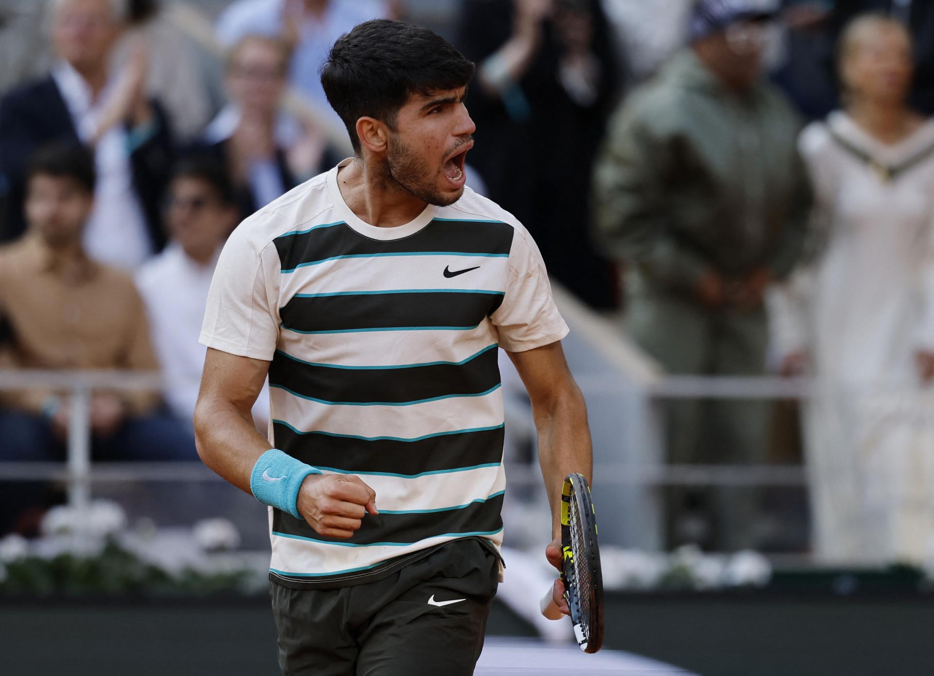 Alcaraz odvrátil tri mečbaly a druhýkrát po sebe ovládol Roland Garros