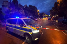 Policajné auto zabezpečuje oblasť, kde polícia v Mníchove zasiahla so strelnými zbraňami proti žene, ktorá nožom zranila niekoľko okoloidúcich. FOTO: Reuters