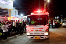Sanitka v Bogote, v ktorej je kolumbijský senátor Miguel Uribe. FOTO: Reuters