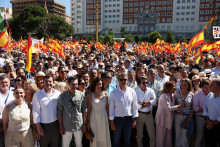 Alberto Núňez Feijóo, líder Ľudovej strany a bývalý španielsky premiér José María Aznar pózujú na fotografii počas protestu proti vláde španielskeho premiéra Pedra Sáncheza pod heslom „Mafia alebo demokracia“ v Madride v Španielsku. FOTO: Reuters