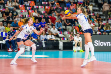Na snímke hráčky Slovenska zľava Karin Sunderlíková a Karin Palgutová počas zápasu Zlatej Európskej ligy vo volejbale žien Slovensko - Čierna Hora v Bratislave 8. júna 2025. FOTO: TASR/Jaroslav Novák