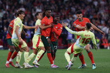 Portugalci Rafael Leao a Nuno Mendes sa stretli so Španielom Alexom Baenom. FOTO: Reuters