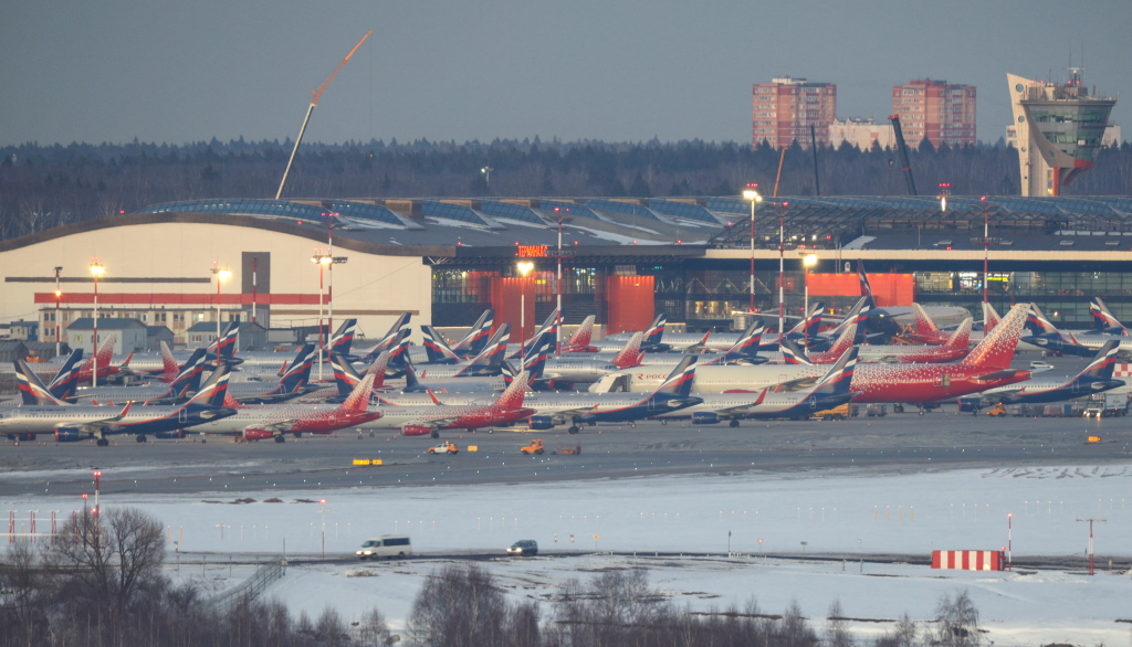 Osobné lietadlá ruských leteckých spoločností vrátane Aeroflotu a Rossiya sú zaparkované na medzinárodnom letisku Šeremetěvo v Moskve v Rusku. FOTO: Reuters