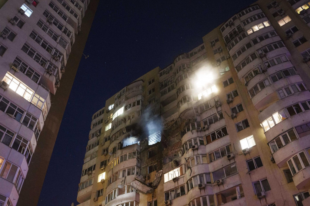 Na snímke viacposchodová obytná budova po dronovom útoku ruskej armády na mesto Kyjev. FOTO: TASR/AP