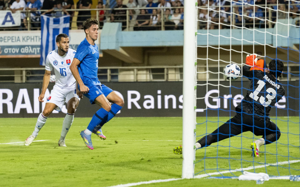 Na snímke zľava Dávid Hancko (Slovensko), Giorgos Vagiannidis (Grécko) a grécky brankár Christos Mandas počas prípravného zápasu Grécko – Slovensko v gréckom meste Iraklio. FOTO: TASR/Jakub Kotian