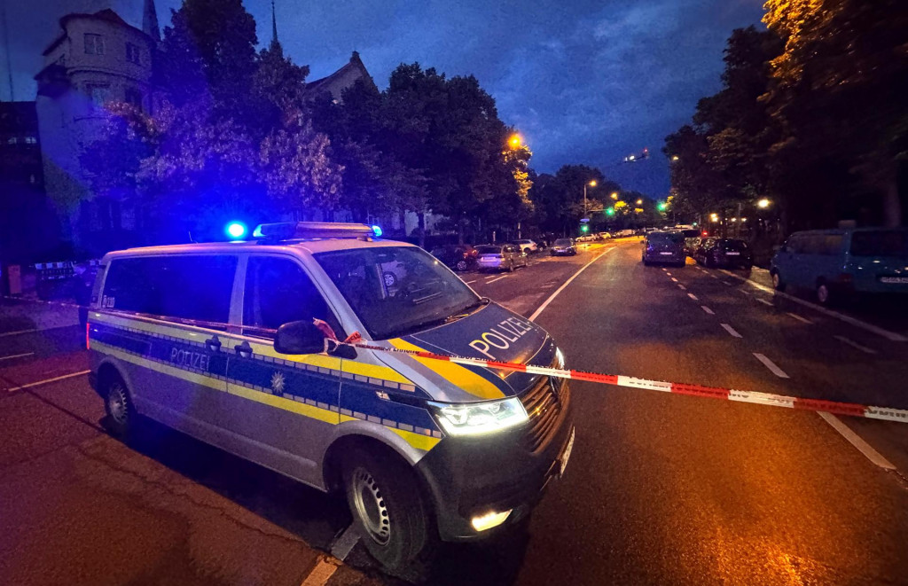 Policajné auto zabezpečuje oblasť, kde polícia v Mníchove zasiahla so strelnými zbraňami proti žene, ktorá nožom zranila niekoľko okoloidúcich. FOTO: Reuters