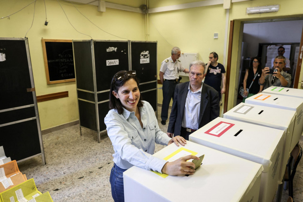 Tajomníčka Talianskej demokratickej strany (PD) Elly Schleinová hlasuje počas referenda o zamestnanosti a talianskom občianstve vo volebnej miestnosti v Ríme. FOTO: Reuters