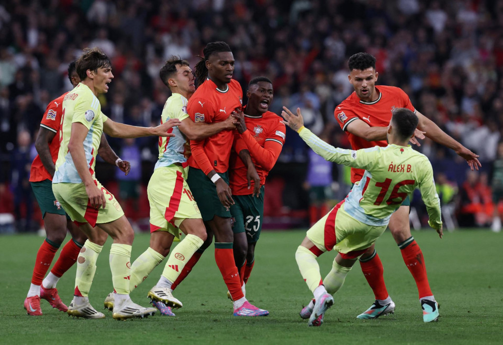 Portugalci Rafael Leao a Nuno Mendes sa stretli so Španielom Alexom Baenom. FOTO: Reuters