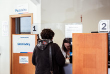 „Väčšina výdavkov smerujúca k vyššie príjmovým rodinám ide najmä cez prídavky na deti, 13. dôchodok a daňový bonus, ktoré boli zamýšľané ako plošné dávky. Súčasný systém sa tak javí menej adresný vzhľadom na príjmy rodín,“ spresnila rozpočtová rada. FOTO: HN/Spodniaková Miroslava