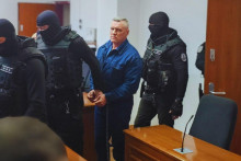 Mikuláš Černák prichádza na pojednávanie. FOTO: HN/Katarína Šelestiaková