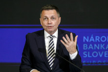 Guvernér Národnej banky Slovenska Peter Kažimír považuje za dôležité, aby sa posilňovala finančná gramotnosť ľudí. FOTO: TASR/Dano Veselský