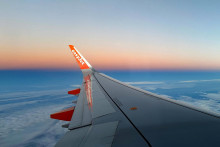 Celkový pohľad na krídlo na lete spoločnosti EasyJet. FOTO: Reuters