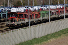 Dnešné automobily využívajú kovy vzácnych zemín v desiatkach súčiastok, napríklad v zrkadlách, olejových čerpadlách, stieračoch či brzdových senzoroch. FOTO: REUTERS