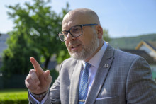 Štátny tajomník ministerstva vnútra Michal Kaliňák upozorňuje na potrebu zladenia samosprávnej legislatívy. FOTO: TASR/V. Mihaliková