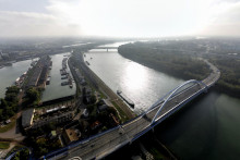 Zahraničný obchod skončil v apríli s minimálnym deficitom vo výške 273-tisíc eur, čo prestavuje historicky najmenší rozdiel medzi vývozom a dovozom. FOTO: TASR/Dano Veselský