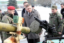 Archívna snímka z roku 2013, keď premiér Robert Fico navštívil elitný žilinský pluk. FOTO: Ministerstvo obrany SR