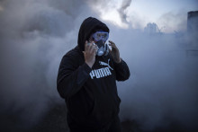 Na snímke účastník protestu proti konaniu imigračných úradov v Los Angeles. FOTO: TASR/AP
