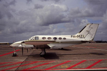 Na ilustračnej snímke dvojmotorové lietadlo Cessna 414 Chancellor. Zdroj: Wikimedia Commons