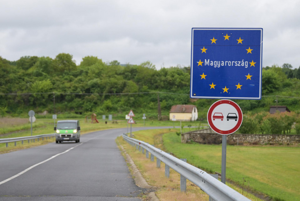 Snímka z otvoreného slovensko - maďarského hraničného priechodu Kechnec – Abaújvár. FOTO: TASR/František Iván