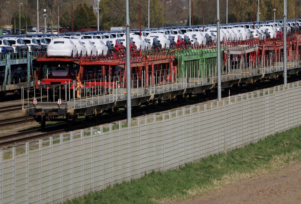 Dnešné automobily využívajú kovy vzácnych zemín v desiatkach súčiastok, napríklad v zrkadlách, olejových čerpadlách, stieračoch či brzdových senzoroch. FOTO: REUTERS