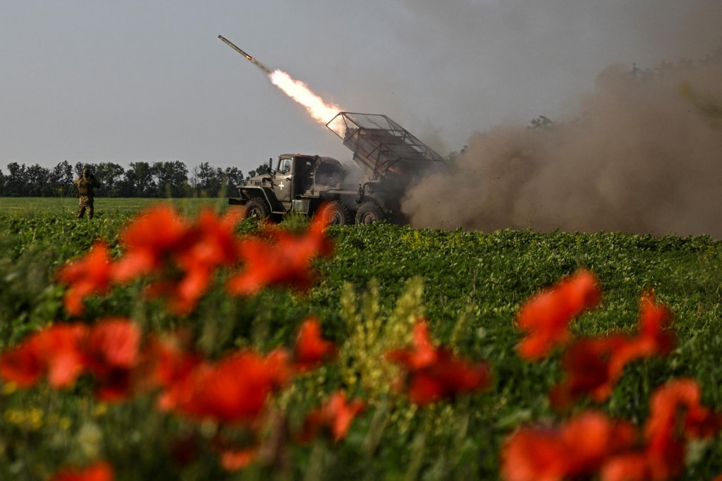 Ukrajinskí vojaci strieľajú z viacnásobného raketového odpaľovača BM-21 Grad na ruské jednotky v Záporožskej oblasti na Ukrajine. FOTO: Reuters