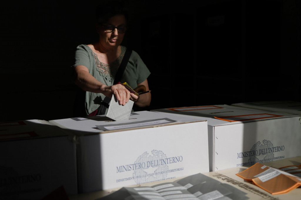 Žena odovzdáva svoj hlasovací lístok. FOTO: TASR/AP