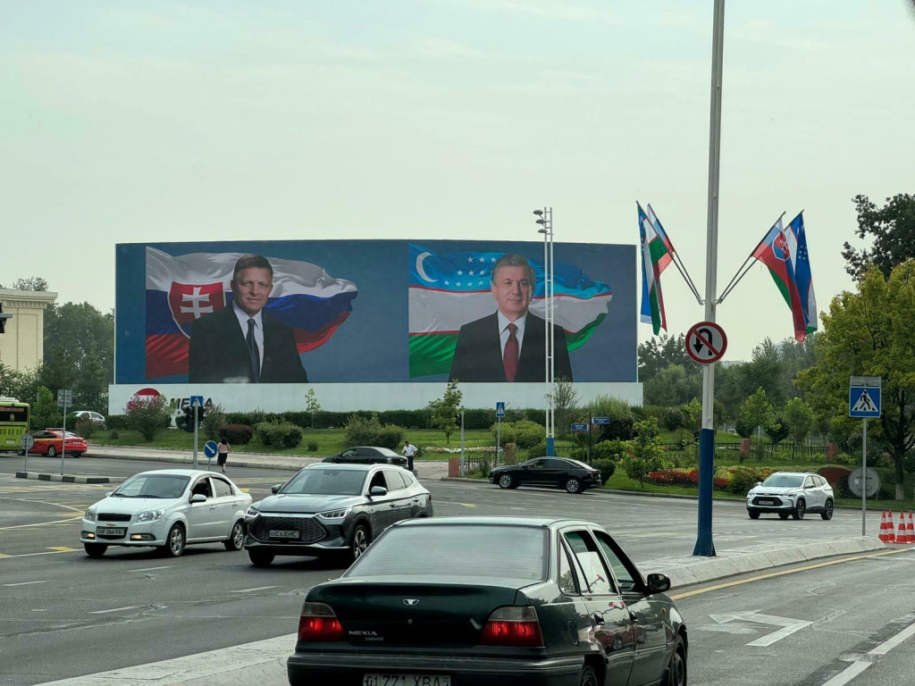 Fico sa dnes v Taškente stretol s prezidentom Šavkatom Mirzijojevom. FOTO: HN